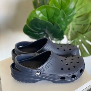 Crocs Unisex-Adult Classic Clogs✨😊    “ REASONABLE OFFERS ONLY “👀😁